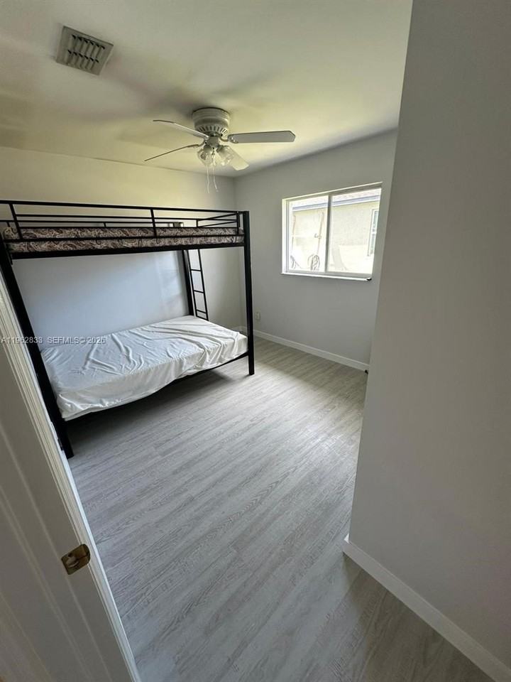 1306 Sw 11th Ter - Photo 5 of 17