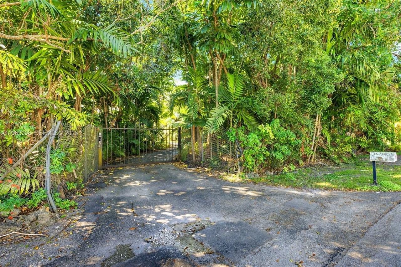 10110 Sw 66th St - Photo 3 of 42