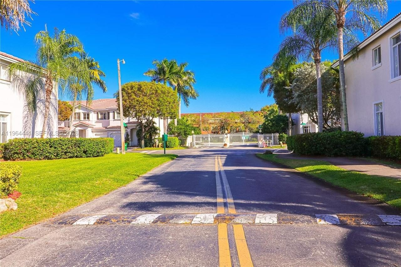 5663 Nw 112th Pl #5663 - Photo 4 of 36