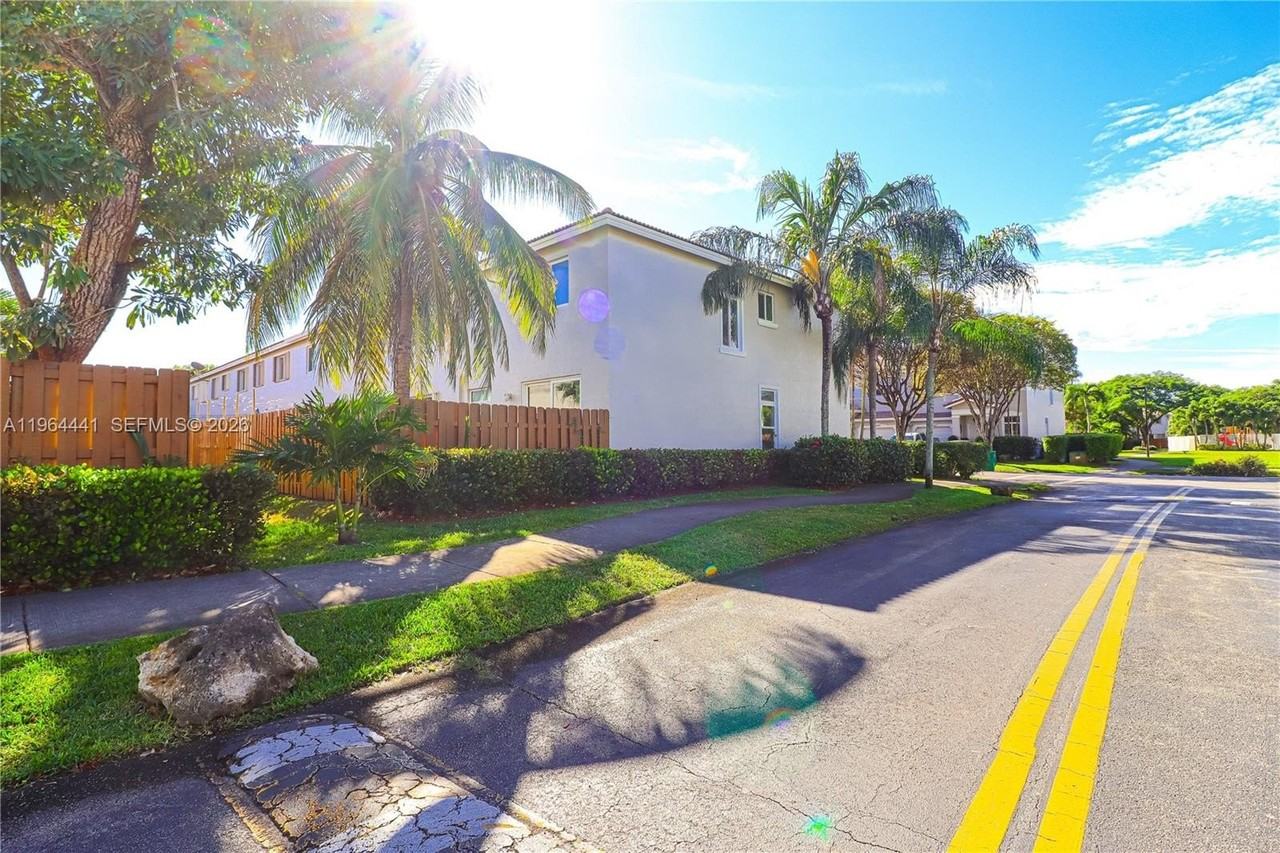 5663 Nw 112th Pl #5663 - Photo 5 of 36