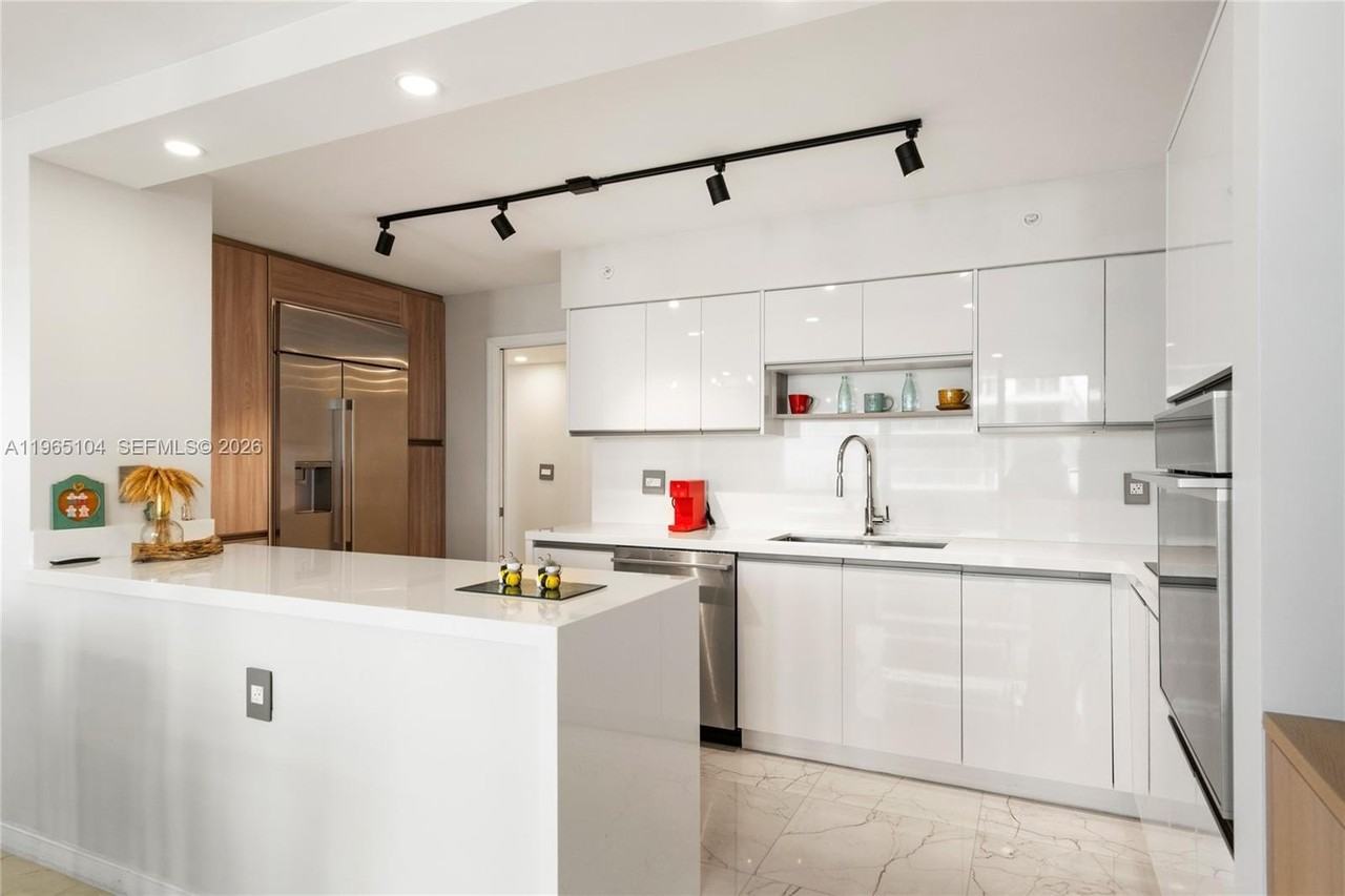 5757 Collins Ave #1006 - Photo 4 of 50