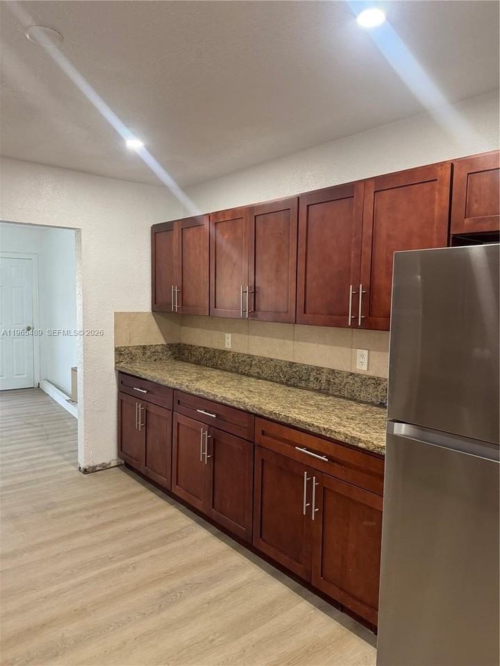 344 Sw 80th Ave - Photo 4 of 15