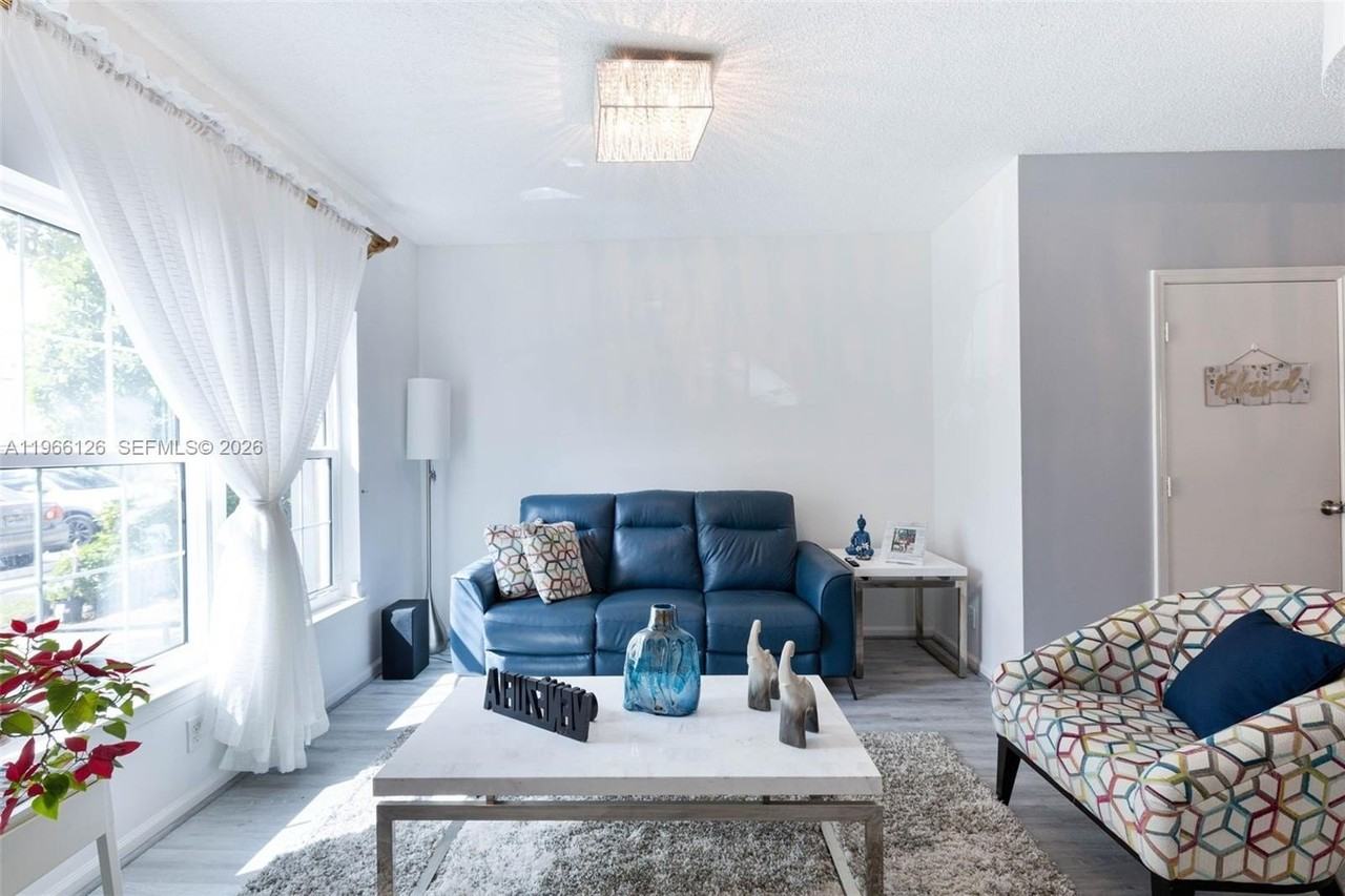 9925 Nw 57th Mnr #0 - Photo 4 of 17