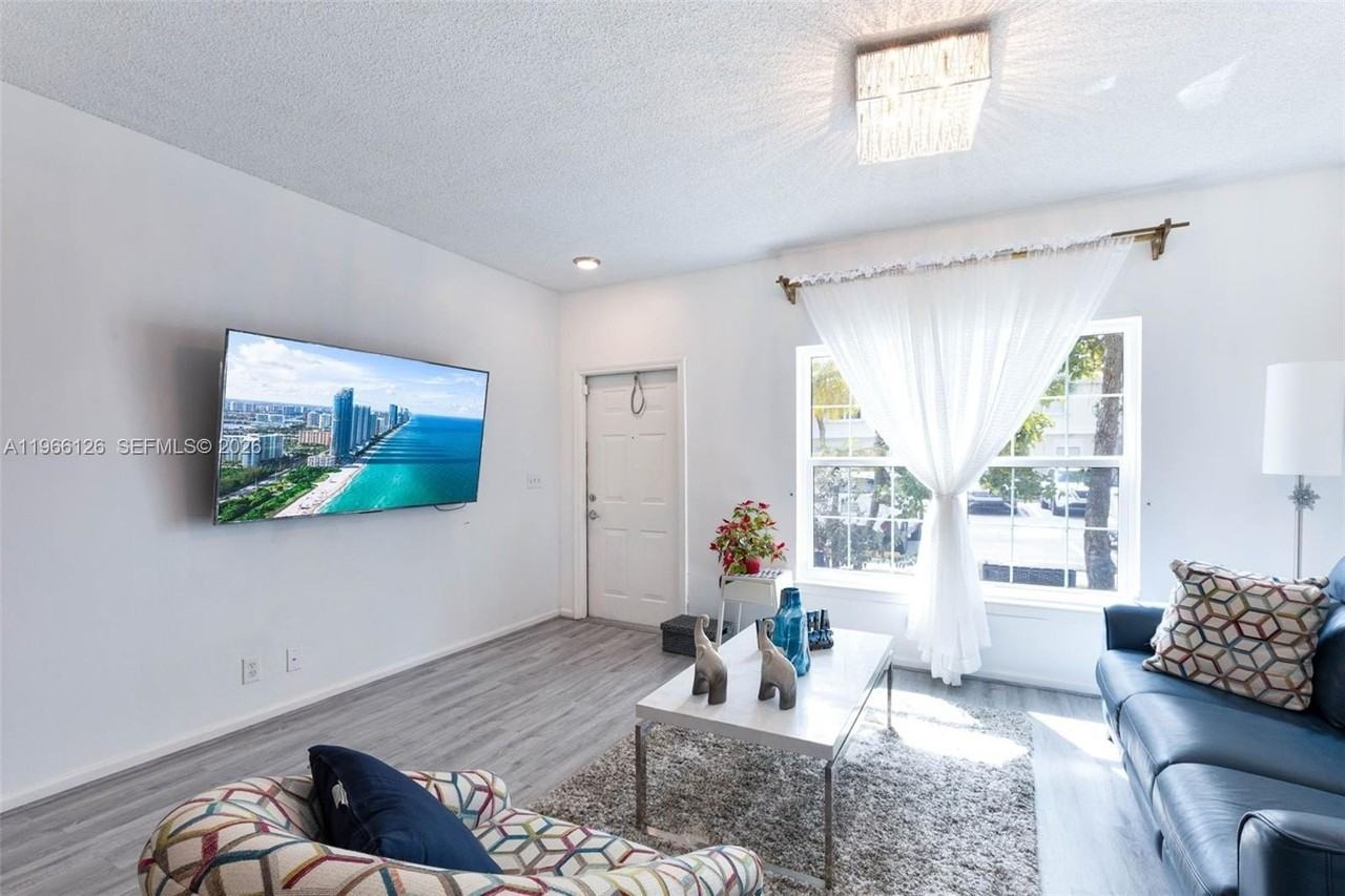 9925 Nw 57th Mnr #0 - Photo 5 of 17