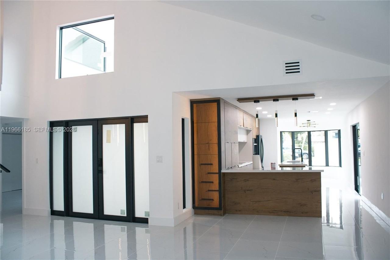 10433 Sw 118th Ct #0 - Photo 3 of 32