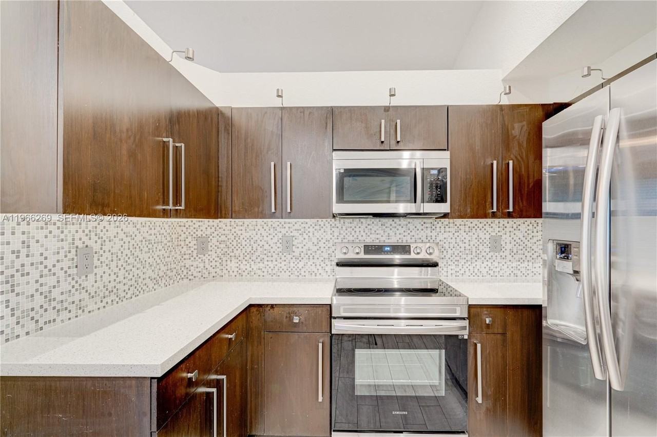 1121 Golden Cane Dr - Photo 4 of 34