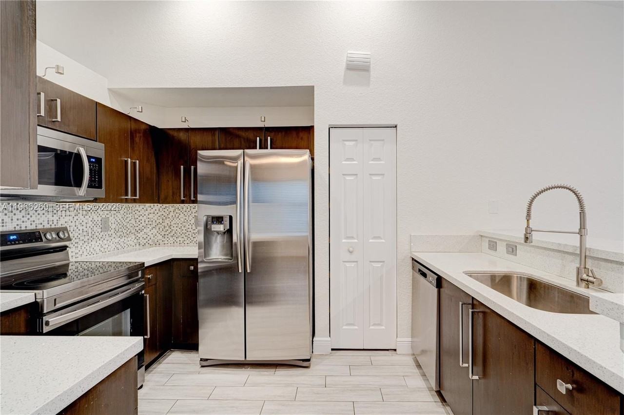 1121 Golden Cane Dr - Photo 5 of 34