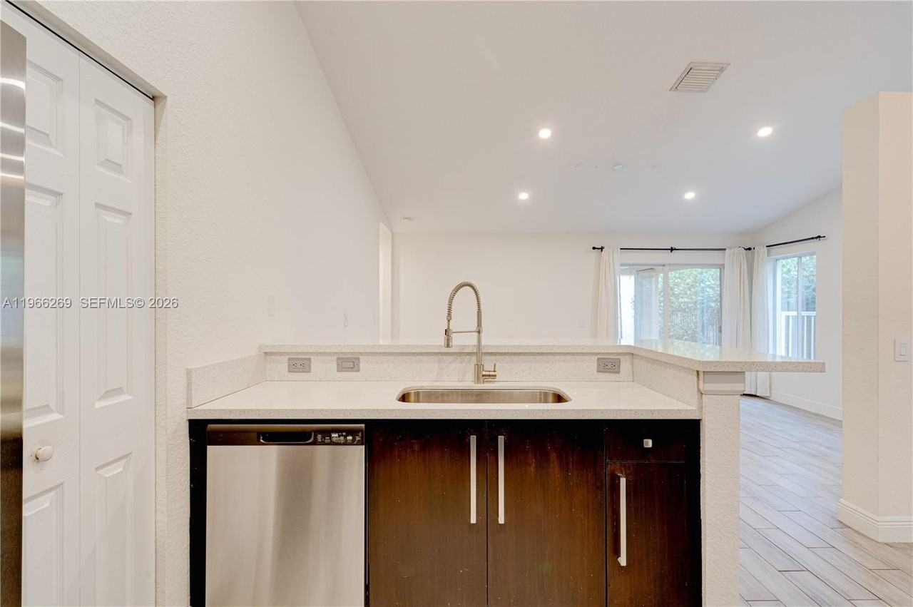 1121 Golden Cane Dr - Photo 6 of 34