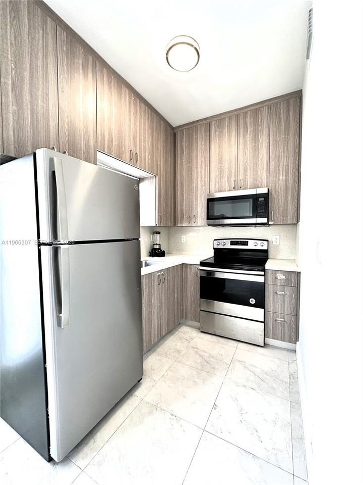 842 Sw 14th Ave #2 - Photo 3 of 7