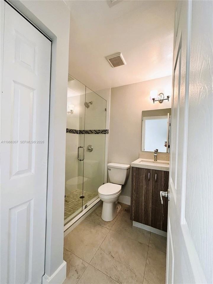 842 Sw 14th Ave #2 - Photo 5 of 7