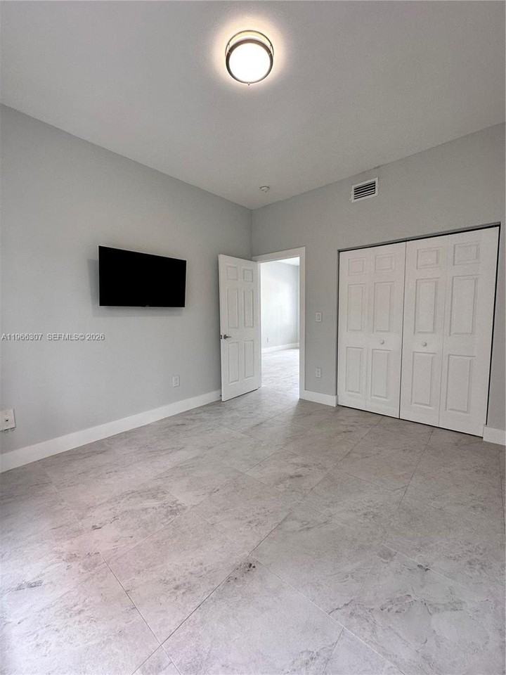 842 Sw 14th Ave #2 - Photo 6 of 7