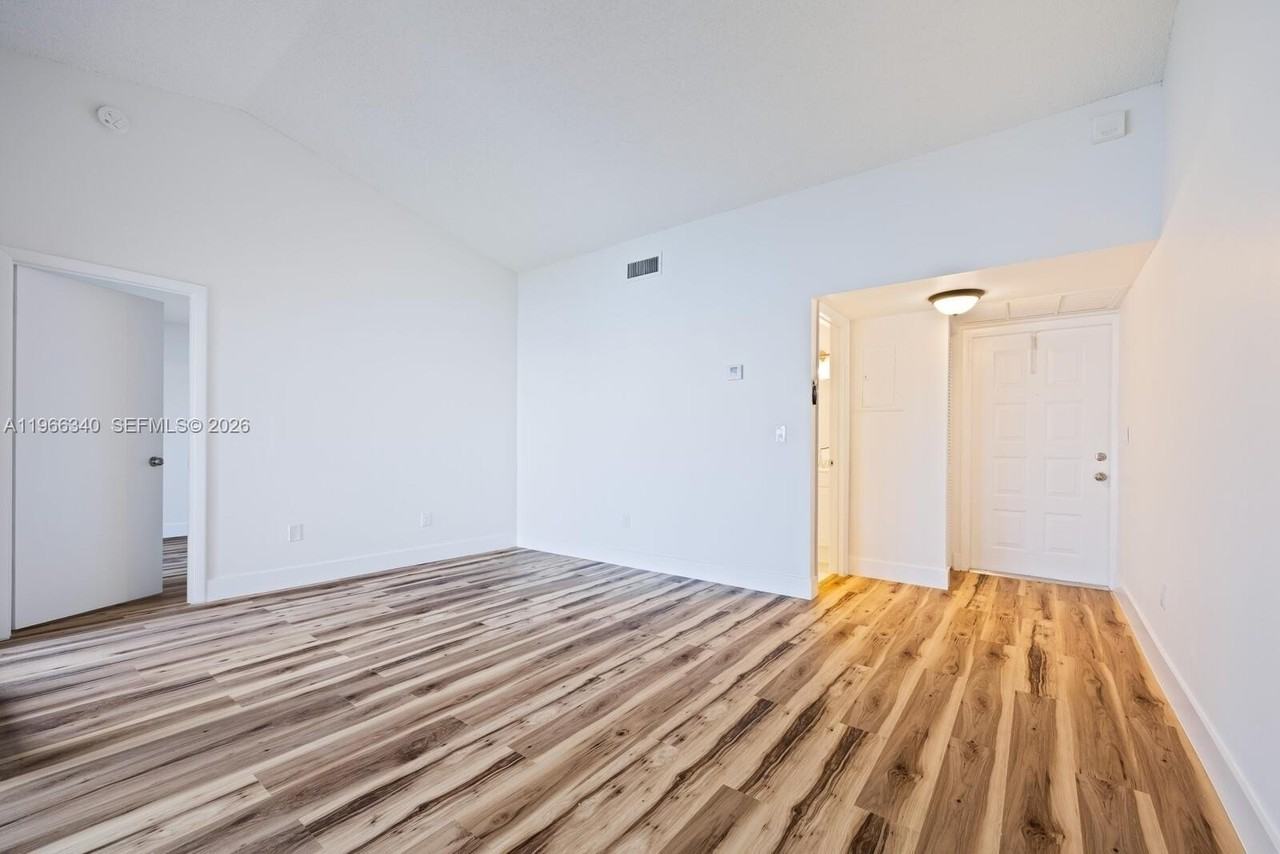 889 Hamilton Dr #889H - Photo 5 of 14