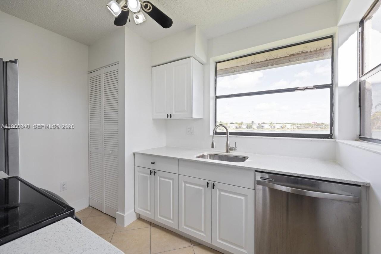 889 Hamilton Dr #889H - Photo 7 of 14