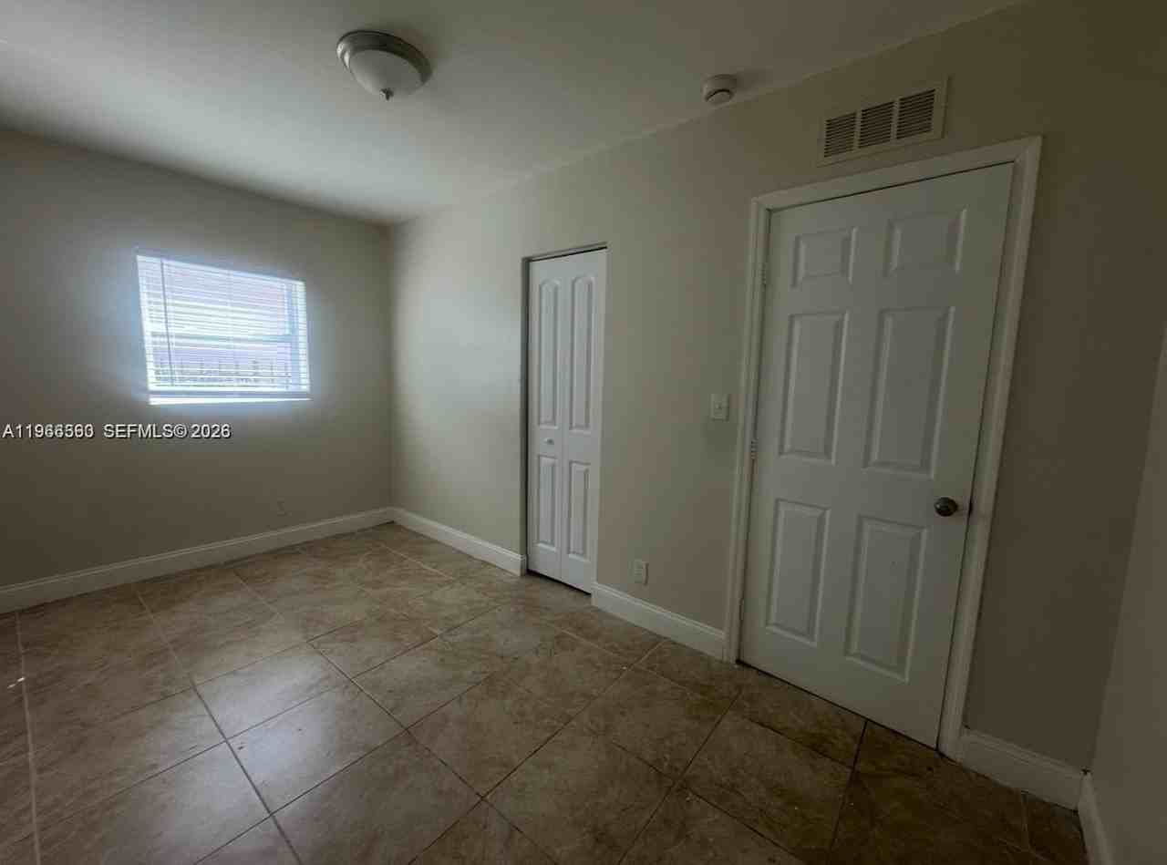 2511 Nw 9th St - Photo 7 of 10