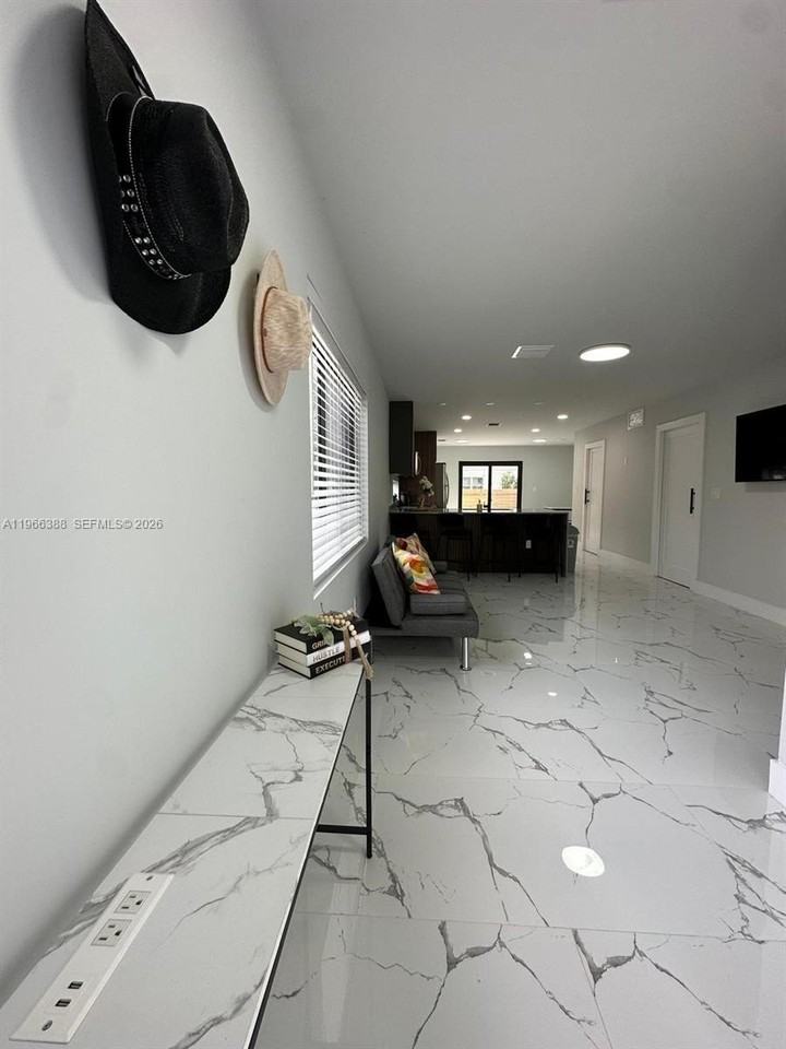 1074 Nw 61st St #B - Photo 3 of 15