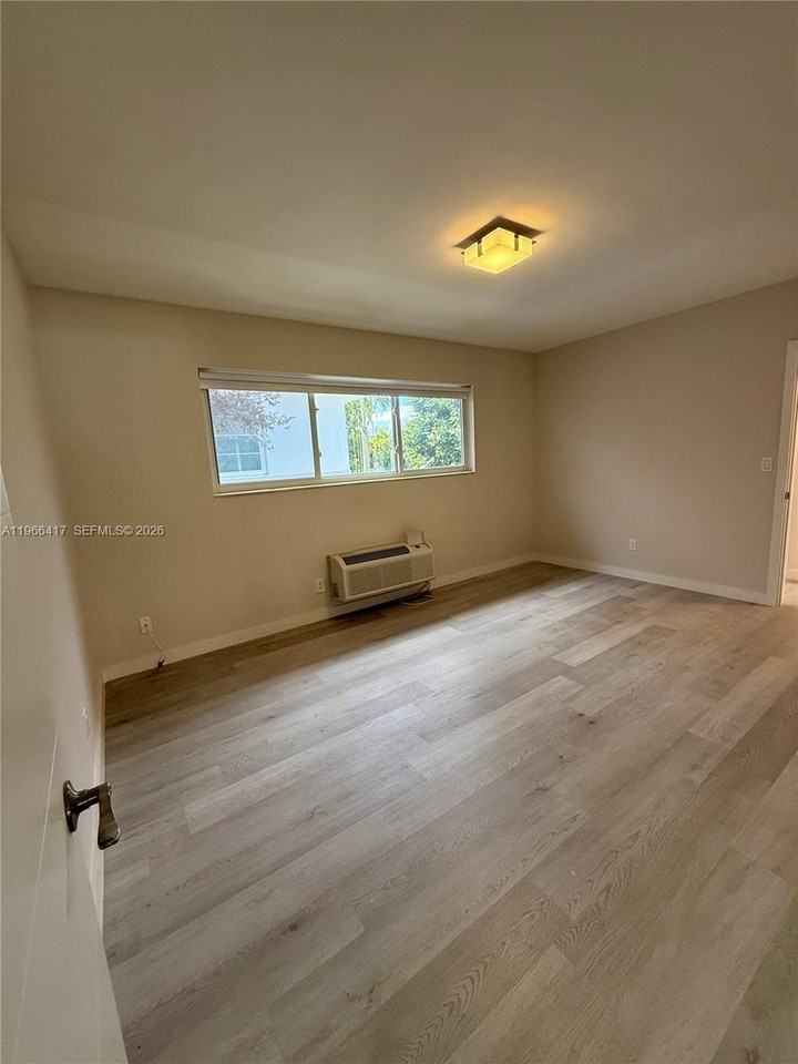 1535 Michigan Ave #5 - Photo 6 of 12