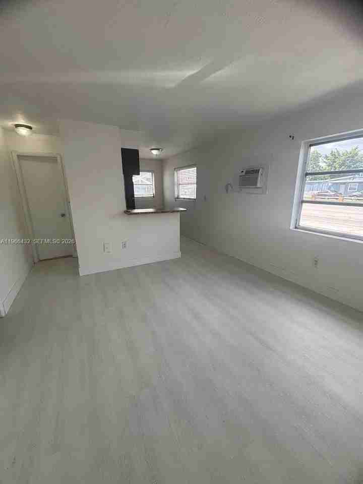 1400 W 29th St #8 - Photo 2 of 8