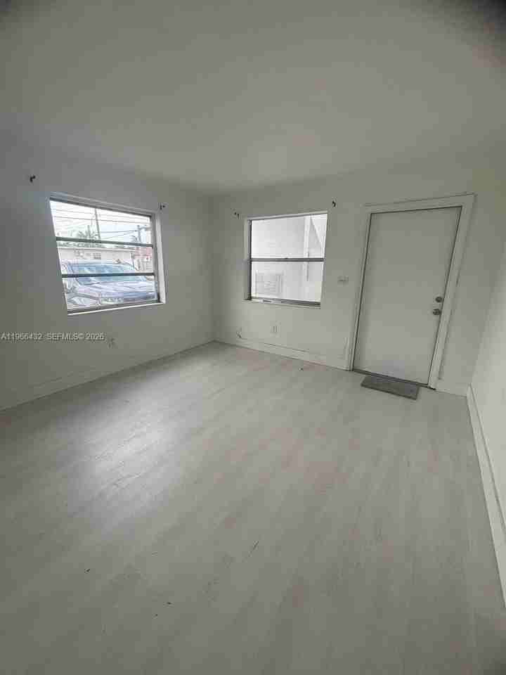 1400 W 29th St #8 - Photo 3 of 8