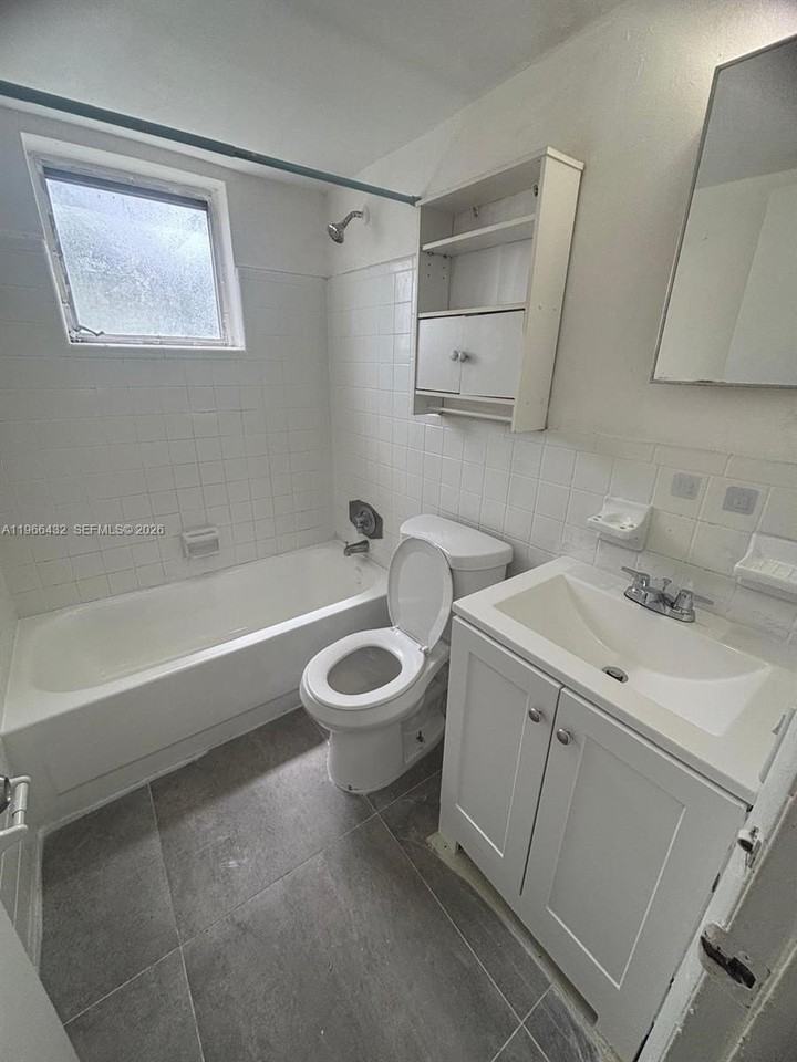 1400 W 29th St #8 - Photo 5 of 8