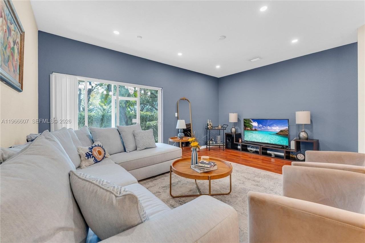 8844 S Isles Cir #0 - Photo 2 of 37