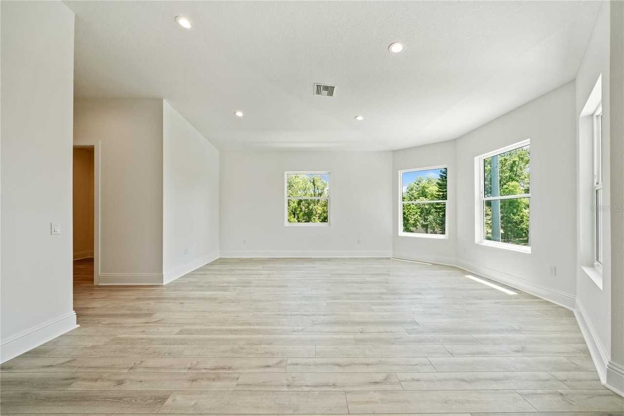 1033 Hammock Cir - Photo 7 of 32