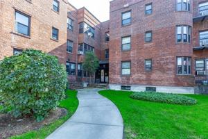 featured image of 150 S Middle Neck Rd Apt 1b #1B