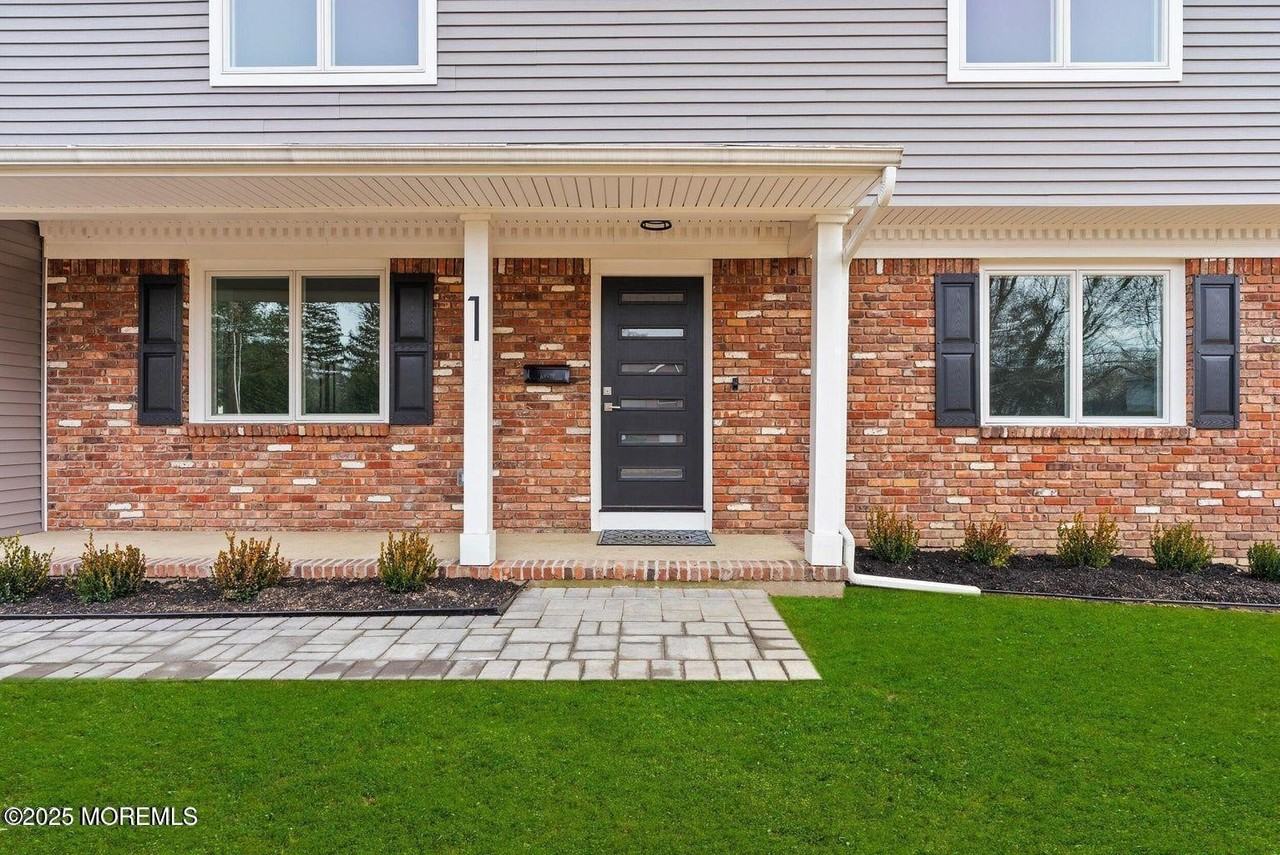 1 Robin Dr - Photo 2 of 43