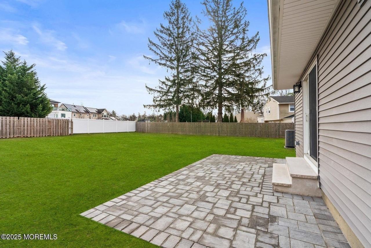 1 Robin Dr - Photo 3 of 43