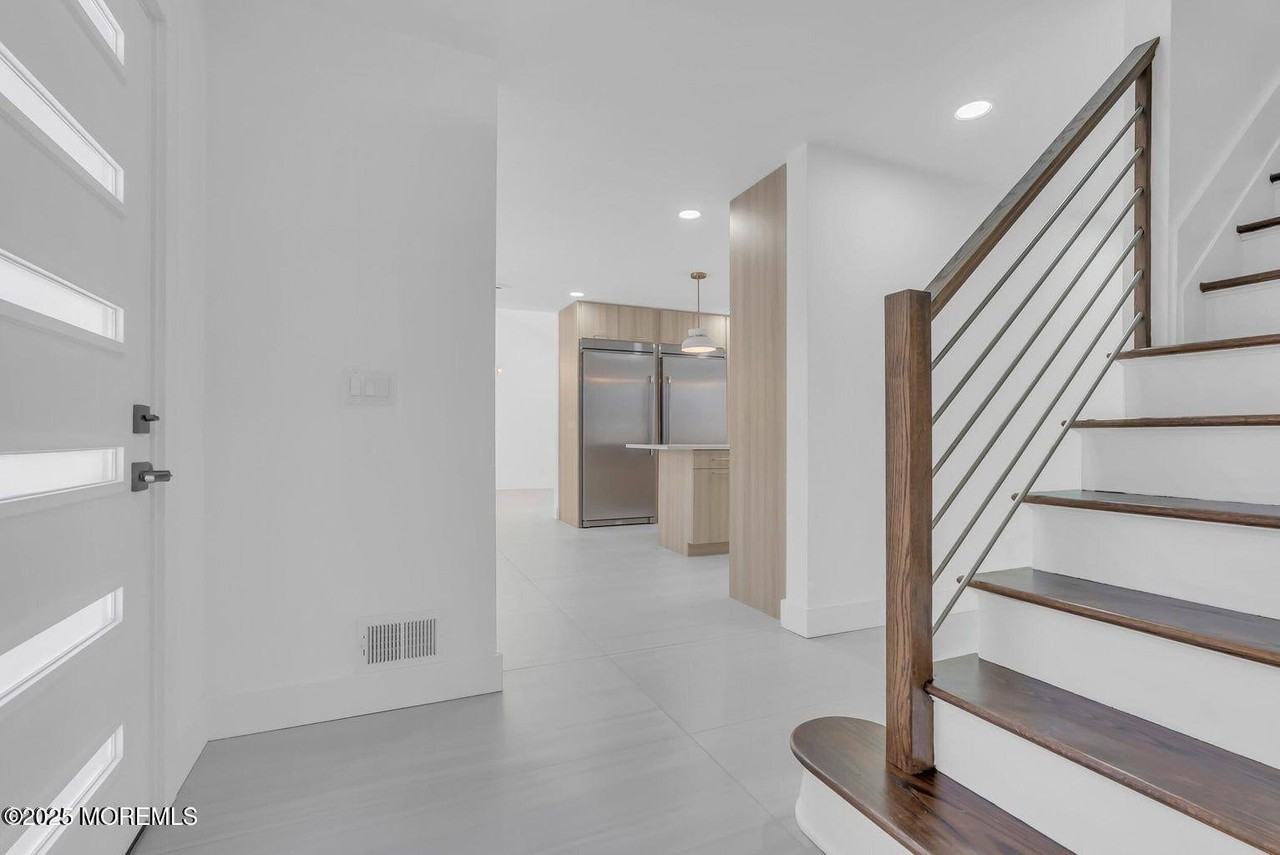 1 Robin Dr - Photo 4 of 43