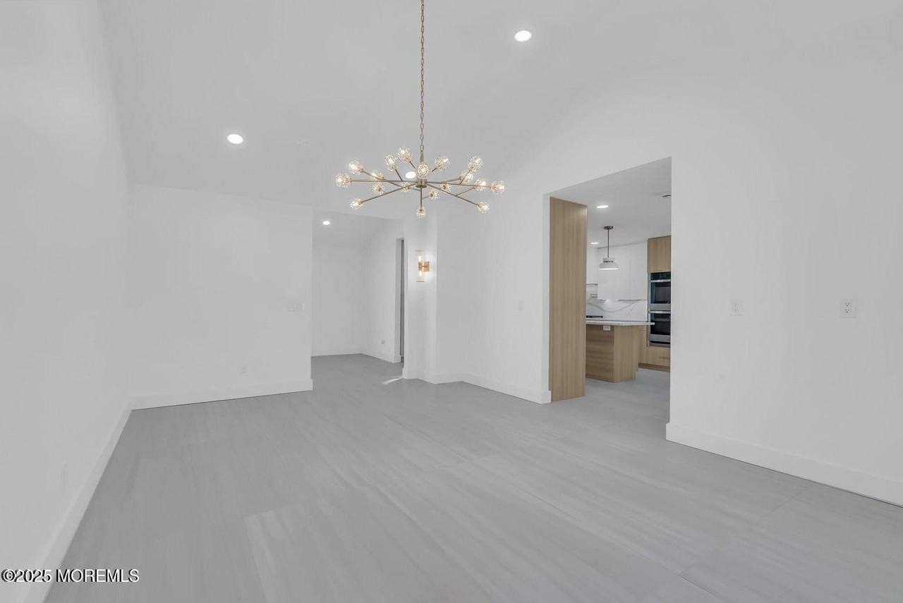 1 Robin Dr - Photo 5 of 43