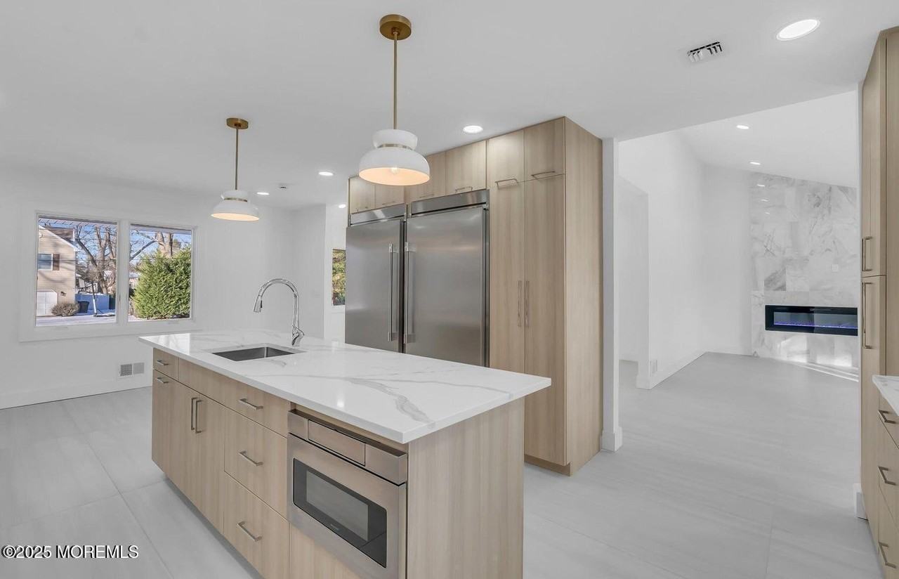 1 Robin Dr - Photo 7 of 43