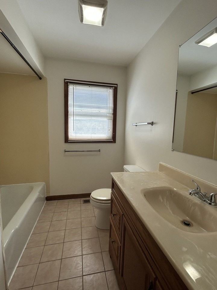 207 N Lord Ave - Photo 6 of 10