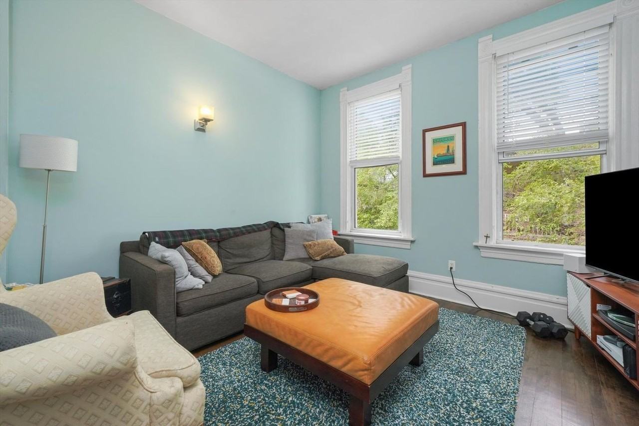 1527 N Claremont Ave Unit 2r #2R - Photo 2 of 12