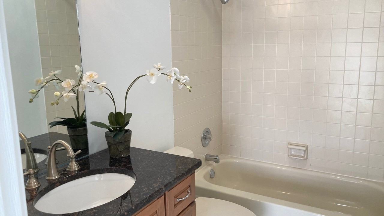 21W581 North Ave Apt 51 #51 - Photo 7 of 18