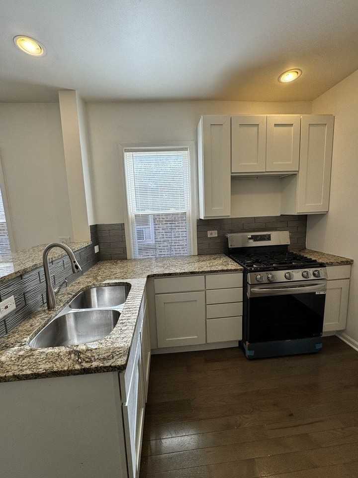 1748 N Austin Ave Unit 2 #2 - Photo 6 of 13