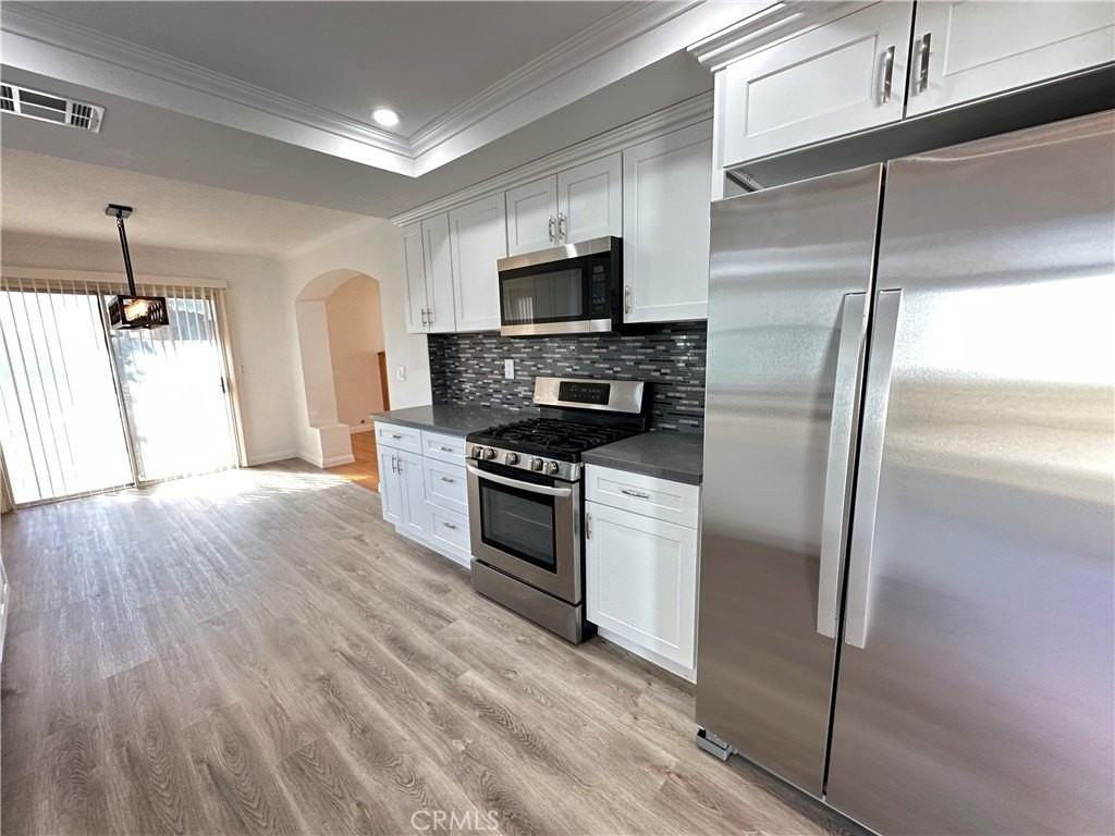 45202 Pickford Ave - Photo 5 of 16