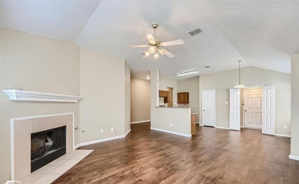 2210 Sumac Dr - Photo 3 of 10