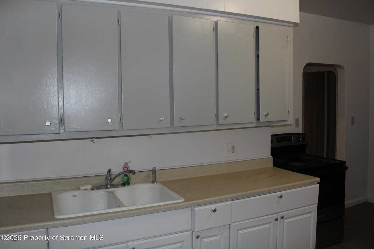 715 Moosic St - Photo 4 of 19