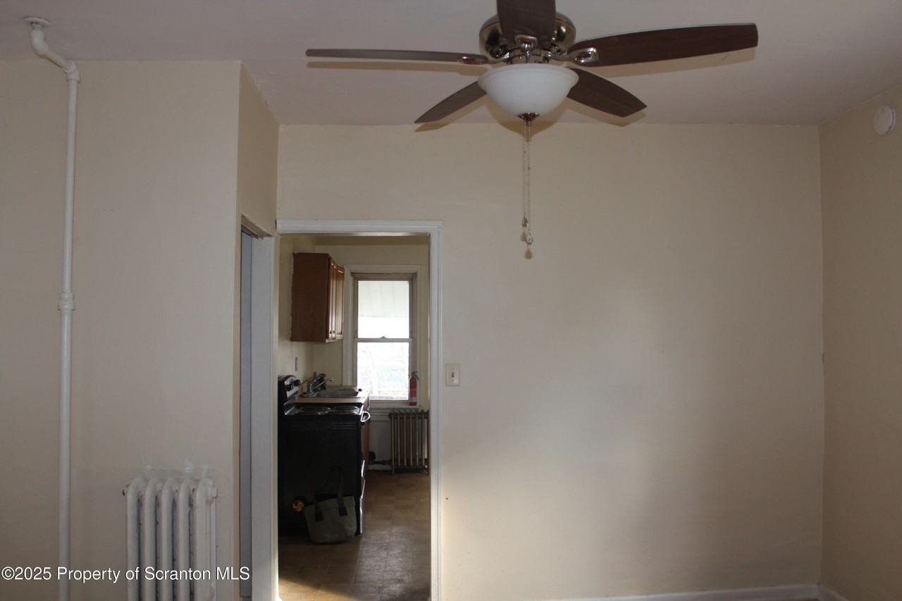 715 Moosic St - Photo 7 of 19