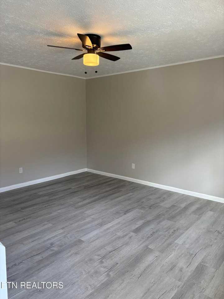 205 4th St - Photo 4 of 8