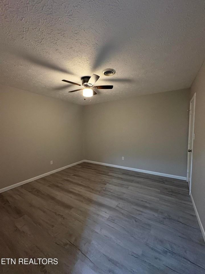 205 4th St - Photo 6 of 8