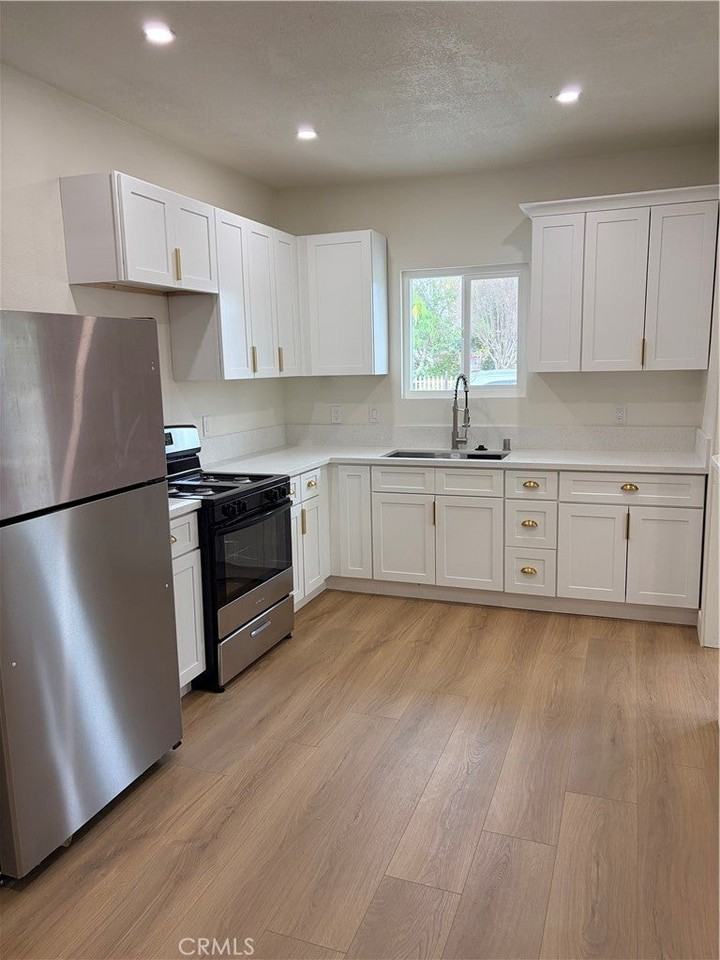 412 W C St - Photo 3 of 15