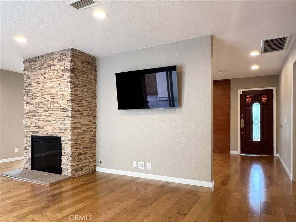 939 Scripps Dr - Photo 4 of 35