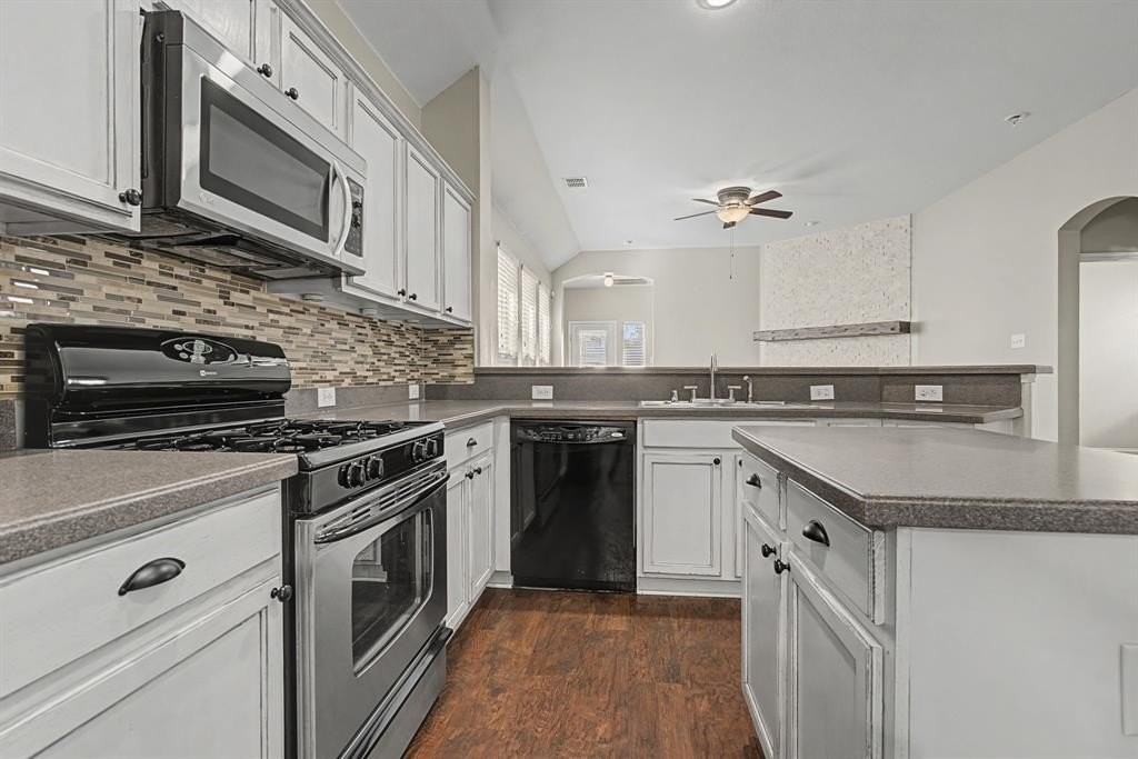 360 Conroe Cir - Photo 4 of 17