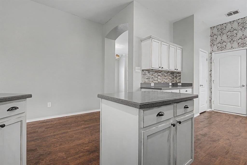 360 Conroe Cir - Photo 5 of 17