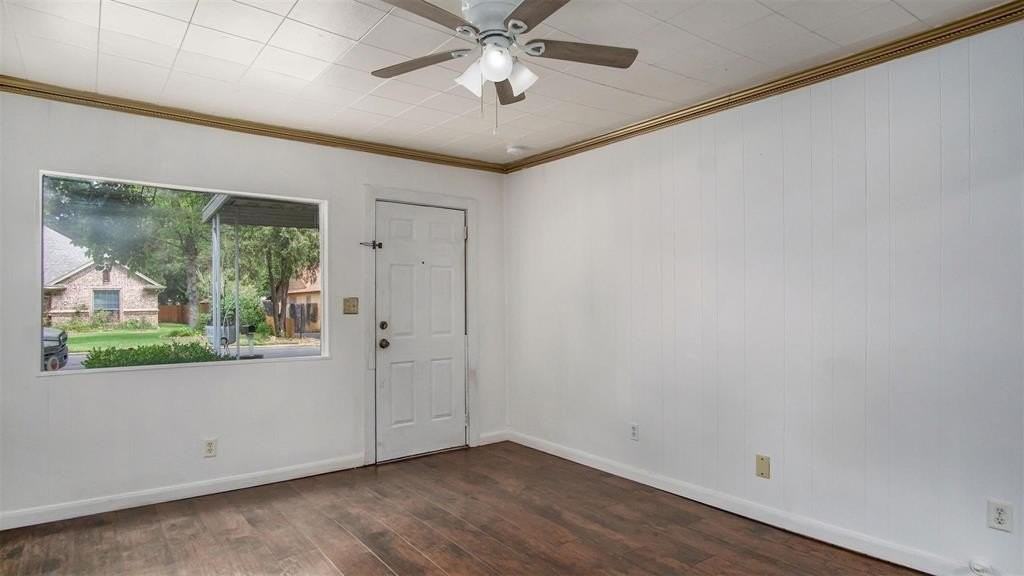 1111 Saint Edwards St - Photo 6 of 24