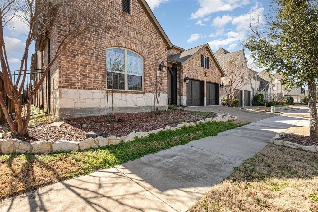 1320 Blue Lake Blvd - Photo 3 of 35