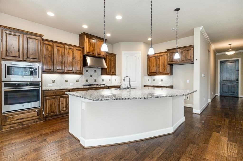 1320 Blue Lake Blvd - Photo 4 of 35