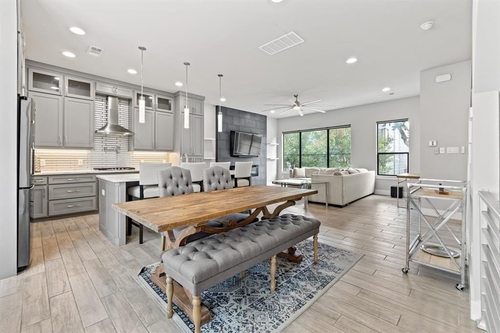 4526 Deere St #202 - Photo 5 of 14