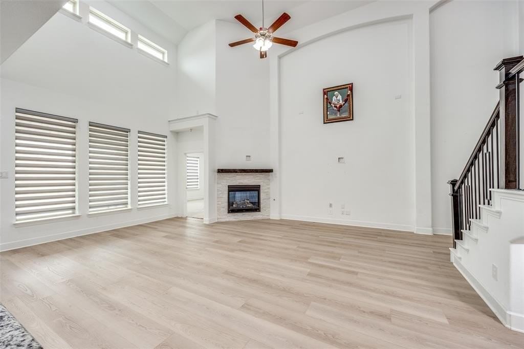 2100 Creekbluff Ct - Photo 3 of 28